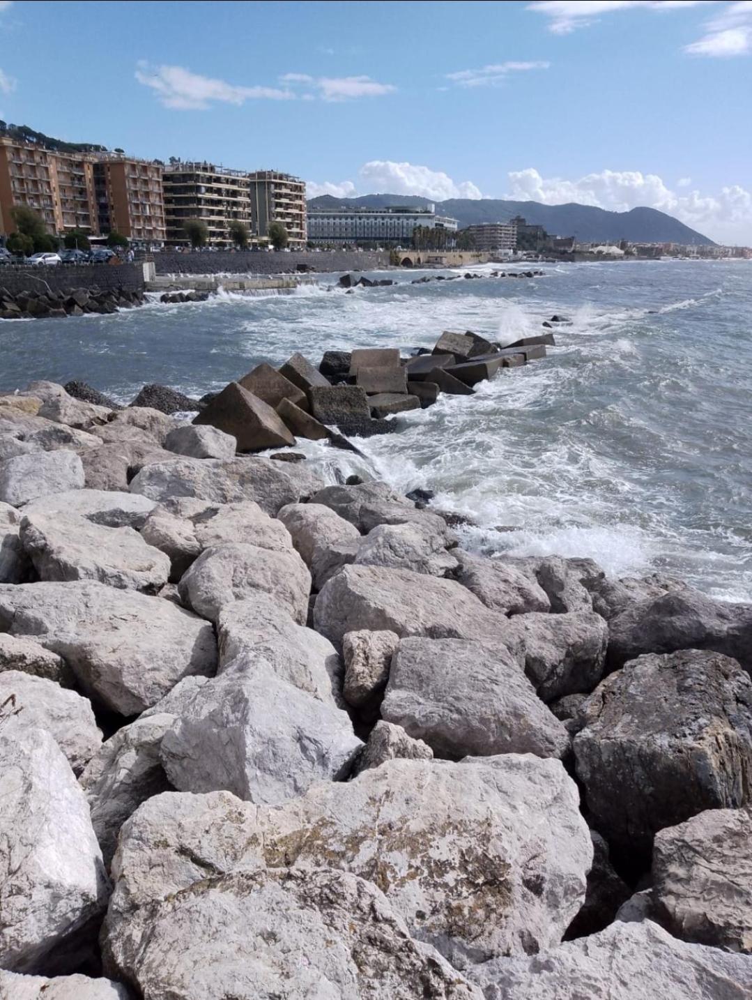 Casa Vacanza La Maison De Losyram Art Salerno Luaran gambar